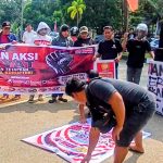 Dua Kasus Korupsi Masuk Penyidikan, Kajari Luwu Timur Janji Tuntaskan hingga Persidangan FOTO: Aliansi Masyarakat Luwu Timur Anti Korupsi (MUAK) saat menggelar aksi unjuk rasa di Kantor Kejari Luwu Timur, Senin (7/9/2026).
