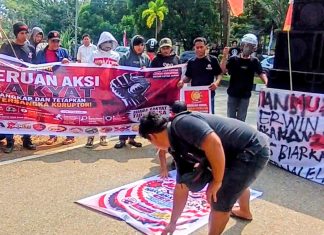 Dua Kasus Korupsi Masuk Penyidikan, Kajari Luwu Timur Janji Tuntaskan hingga Persidangan FOTO: Aliansi Masyarakat Luwu Timur Anti Korupsi (MUAK) saat menggelar aksi unjuk rasa di Kantor Kejari Luwu Timur, Senin (7/9/2026).