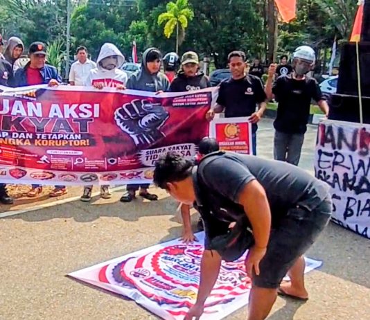 Dua Kasus Korupsi Masuk Penyidikan, Kajari Luwu Timur Janji Tuntaskan hingga Persidangan FOTO: Aliansi Masyarakat Luwu Timur Anti Korupsi (MUAK) saat menggelar aksi unjuk rasa di Kantor Kejari Luwu Timur, Senin (7/9/2026).
