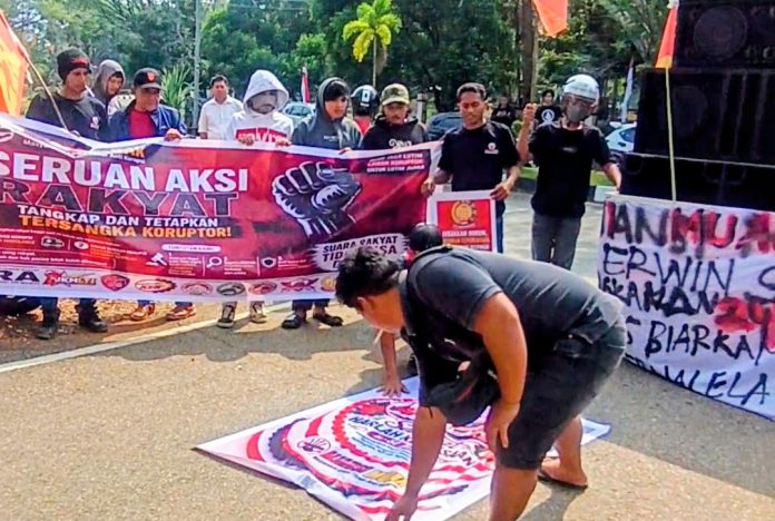 FOTO: Aliansi Masyarakat Luwu Timur Anti Korupsi (MUAK) saat menggelar aksi unjuk rasa di Kantor Kejari Luwu Timur, Senin (7/9/2026).