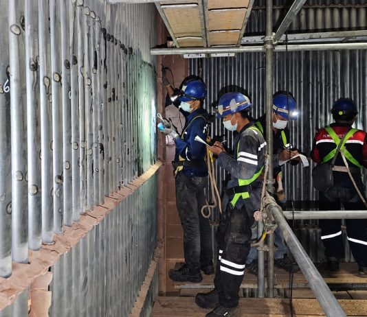 PLN Terus Optimalkan Pasokan Listrik dan Percepat Pemulihan Sistem Sulbagsel Petugas PLN melakukan pemeriksaan infrastruktur pembangkit sebagai bagian dari upaya mengoptimalkan keandalan Sistem Sulbagsel. Pekerjaan dilakukan secara terukur dengan tetap mengutamakan keselamatan dan keandalan pasokan listrik.