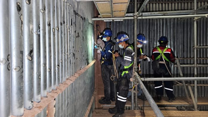 Petugas PLN melakukan pemeriksaan infrastruktur pembangkit sebagai bagian dari upaya mengoptimalkan keandalan Sistem Sulbagsel. Pekerjaan dilakukan secara terukur dengan tetap mengutamakan keselamatan dan keandalan pasokan listrik.