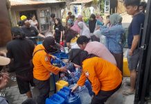 El Nino: BPBD Kota Makassar Suplay Air Bersih di 157 Titik dalam Sehari FOTO: Petugas dari BPBD Kota Makassar saat menyumplay air bersih di beberapa titik kecamatan. (Dok BPBD Kota Makassar)