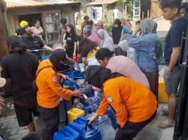 El Nino: BPBD Kota Makassar Suplay Air Bersih di 157 Titik dalam Sehari FOTO: Petugas dari BPBD Kota Makassar saat menyumplay air bersih di beberapa titik kecamatan. (Dok BPBD Kota Makassar)