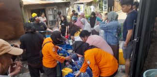 El Nino: BPBD Kota Makassar Suplay Air Bersih di 157 Titik dalam Sehari FOTO: Petugas dari BPBD Kota Makassar saat menyumplay air bersih di beberapa titik kecamatan. (Dok BPBD Kota Makassar)