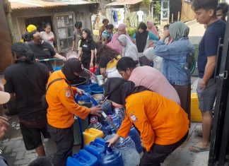 El Nino: BPBD Kota Makassar Suplay Air Bersih di 157 Titik dalam Sehari FOTO: Petugas dari BPBD Kota Makassar saat menyumplay air bersih di beberapa titik kecamatan. (Dok BPBD Kota Makassar)