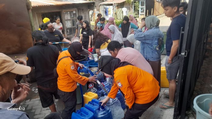 FOTO: Petugas dari BPBD Kota Makassar saat menyumplay air bersih di beberapa titik kecamatan. (Dok BPBD Kota Makassar) FOTO: Petugas dari BPBD Kota Makassar saat menyumplay air bersih di beberapa titik kecamatan. (Dok BPBD Kota Makassar)
