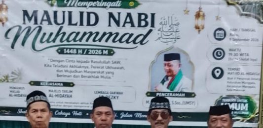Dihadiri Camat, DKM Mesjid Al Hidayah Kolaborasi Lembaga Da’wah Ar Rezki Adakan Maulid FOTO: Plt Camat Manggala Rahmat, S.STP, M.Si katakan itu di depan hadirin Peringatan Mauliid Nabi Muhammad SAW di Mesjid Al Hidayah RW 05 Kelurahan Manggala, Rabu malam (29/9).