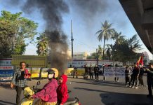 GAM Gelar Aksi Prakondisi, Soroti Kelangkaan BBM dan LPG 3 Kg di Sulsel FOTO: Sejumlah Mahasiswa yang tergabung dalam Gerakan Aktivis Mahasiswa (GAM) melakukan Aksi Demonstrasi Prakondisi di Pertigaan Pettarani - Hertasning, Kota Makassar, Sulawesi Selatan Kamis (10/9/2026)