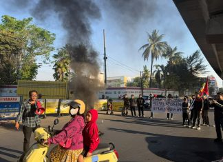 GAM Gelar Aksi Prakondisi, Soroti Kelangkaan BBM dan LPG 3 Kg di Sulsel FOTO: Sejumlah Mahasiswa yang tergabung dalam Gerakan Aktivis Mahasiswa (GAM) melakukan Aksi Demonstrasi Prakondisi di Pertigaan Pettarani - Hertasning, Kota Makassar, Sulawesi Selatan Kamis (10/9/2026)