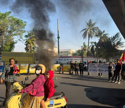 GAM Gelar Aksi Prakondisi, Soroti Kelangkaan BBM dan LPG 3 Kg di Sulsel FOTO: Sejumlah Mahasiswa yang tergabung dalam Gerakan Aktivis Mahasiswa (GAM) melakukan Aksi Demonstrasi Prakondisi di Pertigaan Pettarani - Hertasning, Kota Makassar, Sulawesi Selatan Kamis (10/9/2026)