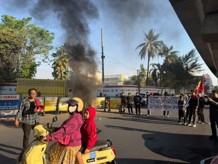 FOTO: Sejumlah Mahasiswa yang tergabung dalam Gerakan Aktivis Mahasiswa (GAM) melakukan Aksi Demonstrasi Prakondisi di Pertigaan Pettarani - Hertasning, Kota Makassar, Sulawesi Selatan Kamis (10/9/2026) FOTO: Sejumlah Mahasiswa yang tergabung dalam Gerakan Aktivis Mahasiswa (GAM) melakukan Aksi Demonstrasi Prakondisi di Pertigaan Pettarani - Hertasning, Kota Makassar, Sulawesi Selatan Kamis (10/9/2026)