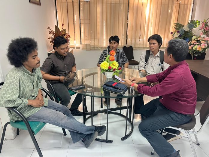 FOTO: Aktivis HMI saat ditemui Khoiruman, ST, Sekertaris DPD REI Sulsel di Jl. Timah Raya No. 2, Makassar, Kamis (10/9/2026). FOTO: Aktivis HMI saat ditemui Khoiruman, ST, Sekertaris DPD REI Sulsel di Jl. Timah Raya No. 2, Makassar, Kamis (10/9/2026).