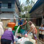 Kemarau Panjang Berdampak ke Warga, Dandim Wajo Tekankan Deteksi Dini FOTO: Serka Jamaluddin, Babinsa Desa Poleonro, turut mendampingi proses distribusi air bersih kepada warga di Desa Poleonro, Kecamatan Gilireng, Kabupaten Wajo, Jumat (11/9/2026).