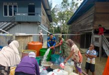 Kemarau Panjang Berdampak ke Warga, Dandim Wajo Tekankan Deteksi Dini FOTO: Serka Jamaluddin, Babinsa Desa Poleonro, turut mendampingi proses distribusi air bersih kepada warga di Desa Poleonro, Kecamatan Gilireng, Kabupaten Wajo, Jumat (11/9/2026).