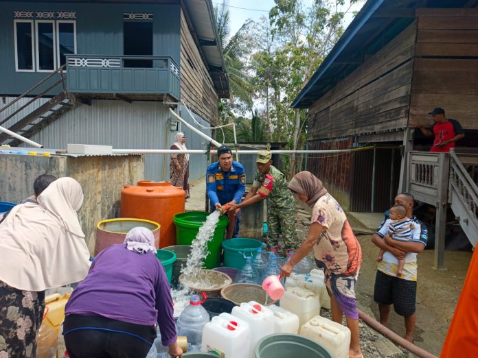 FOTO: Serka Jamaluddin, Babinsa Desa Poleonro, turut mendampingi proses distribusi air bersih kepada warga di Desa Poleonro, Kecamatan Gilireng, Kabupaten Wajo, Jumat (11/9/2026). FOTO: Serka Jamaluddin, Babinsa Desa Poleonro, turut mendampingi proses distribusi air bersih kepada warga di Desa Poleonro, Kecamatan Gilireng, Kabupaten Wajo, Jumat (11/9/2026).