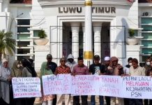 Gugatan PTUN Masih Berproses, Petani Laoli Layangkan Delapan Desakan ke Bupati Luwu Timur FOTO: Petani dari Desa Laoli saat menggelar aksi unjuk rasa di kantor Bupati Luwu Timur. Jumat (11/9/2026).