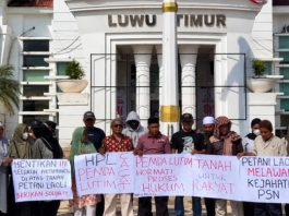 Gugatan PTUN Masih Berproses, Petani Laoli Layangkan Delapan Desakan ke Bupati Luwu Timur FOTO: Petani dari Desa Laoli saat menggelar aksi unjuk rasa di kantor Bupati Luwu Timur. Jumat (11/9/2026).
