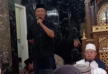Maulid Nabi, Lurah Tamamaung Ajak Warga Kompak Jaga Kamtibmas dan Cegah Kebakaran FOTO: Lurah Tamamaung Syarifuddin saat memberikan sambutannya di peringatan Maulid Nabi Muhammad SAW yang digelar di Masjid Al-Syamnah, Jalan Sukamaju V, Kelurahan Tamamaung, Ahad (13/9/2026).
