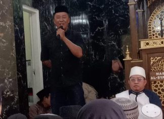 Maulid Nabi, Lurah Tamamaung Ajak Warga Kompak Jaga Kamtibmas dan Cegah Kebakaran FOTO: Lurah Tamamaung Syarifuddin saat memberikan sambutannya di peringatan Maulid Nabi Muhammad SAW yang digelar di Masjid Al-Syamnah, Jalan Sukamaju V, Kelurahan Tamamaung, Ahad (13/9/2026).