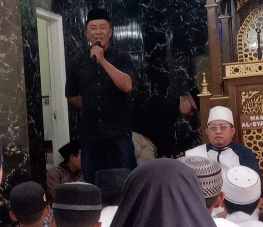 Maulid Nabi, Lurah Tamamaung Ajak Warga Kompak Jaga Kamtibmas dan Cegah Kebakaran FOTO: Lurah Tamamaung Syarifuddin saat memberikan sambutannya di peringatan Maulid Nabi Muhammad SAW yang digelar di Masjid Al-Syamnah, Jalan Sukamaju V, Kelurahan Tamamaung, Ahad (13/9/2026).