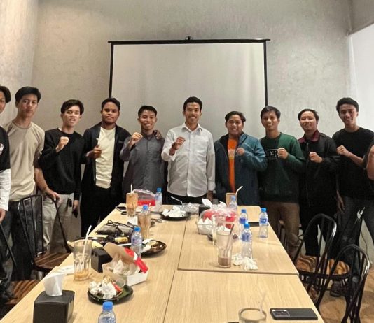 PW KAMMI Sulsel Desak Copot Dirut Pertamina Patra Niaga: Antrean BBM Jangan Jadi Beban Rakyat FOTO: Pengurus dan Anggota PW KAMMI Sulsel saat diterima manajemen PT Pertamina Patra Niaga.