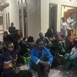 Pemkab Belum Bayar Kontrakan di Makassar, Mahasiswa Asal Tolikara Diusir FOTO: Kondisi Mahasiswa Papua di Makassar saat angkut barang keluar dari asrama yang ditempati sebelumnya. (Doc. Mahasiswa Papua Makassa).