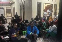 Pemkab Belum Bayar Kontrakan di Makassar, Mahasiswa Asal Tolikara Diusir FOTO: Kondisi Mahasiswa Papua di Makassar saat angkut barang keluar dari asrama yang ditempati sebelumnya. (Doc. Mahasiswa Papua Makassa).