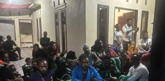 Pemkab Belum Bayar Kontrakan di Makassar, Mahasiswa Asal Tolikara Diusir FOTO: Kondisi Mahasiswa Papua di Makassar saat angkut barang keluar dari asrama yang ditempati sebelumnya. (Doc. Mahasiswa Papua Makassa).