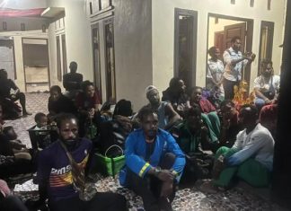 Pemkab Belum Bayar Kontrakan di Makassar, Mahasiswa Asal Tolikara Diusir FOTO: Kondisi Mahasiswa Papua di Makassar saat angkut barang keluar dari asrama yang ditempati sebelumnya. (Doc. Mahasiswa Papua Makassa).