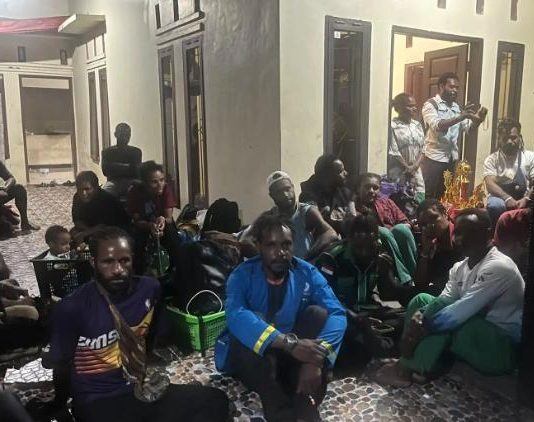 Pemkab Belum Bayar Kontrakan di Makassar, Mahasiswa Asal Tolikara Diusir FOTO: Kondisi Mahasiswa Papua di Makassar saat angkut barang keluar dari asrama yang ditempati sebelumnya. (Doc. Mahasiswa Papua Makassa).