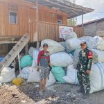 Olah Sampah Plastik Jadi Paving Block, Dandim Wajo Kaitkan dengan Sishankamrata Babinsa Tanasitolo Dampingi Warga Olah Sampah Plastik Jadi Paving Block, Dandim: Bagian dari Ketahanan Wilayah