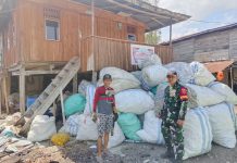 Olah Sampah Plastik Jadi Paving Block, Dandim Wajo Kaitkan dengan Sishankamrata Babinsa Tanasitolo Dampingi Warga Olah Sampah Plastik Jadi Paving Block, Dandim: Bagian dari Ketahanan Wilayah