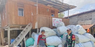 Olah Sampah Plastik Jadi Paving Block, Dandim Wajo Kaitkan dengan Sishankamrata Babinsa Tanasitolo Dampingi Warga Olah Sampah Plastik Jadi Paving Block, Dandim: Bagian dari Ketahanan Wilayah