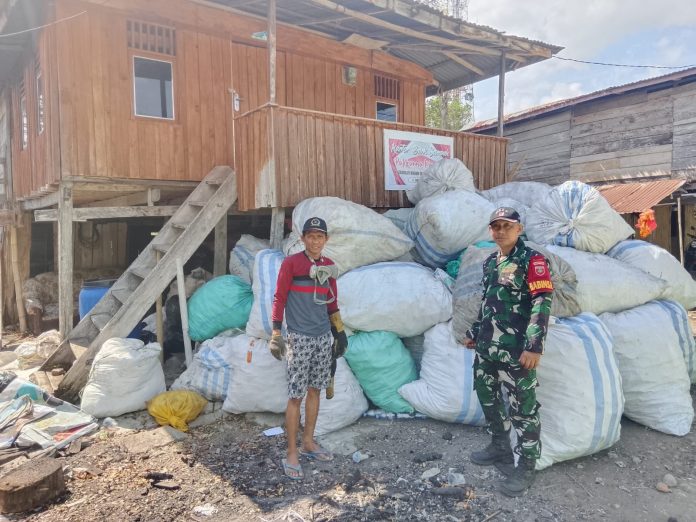 Babinsa Tanasitolo Dampingi Warga Olah Sampah Plastik Jadi Paving Block, Dandim: Bagian dari Ketahanan Wilayah