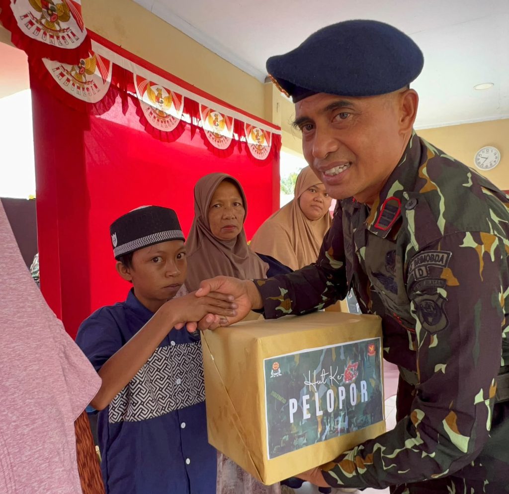 FOTO: AKP Muh Rais Wadanyon D Pelopor Polda Sulsel saat memberikan bingkisan bingkisan kepada kaum dhuafa dan anak yatim dalam kegiatan memperingati hari jadi ke-67, Pasukan Pelopor Korps Brimob Polri. (ist)