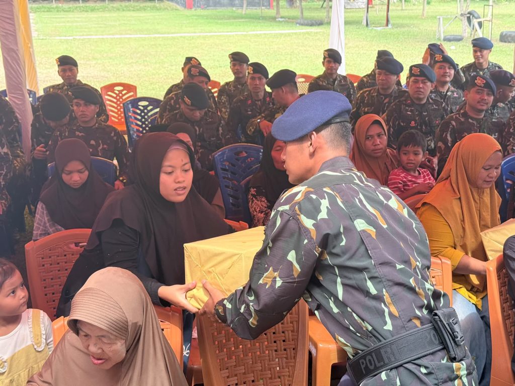 FOTO: Danyon D Pelopor Polda Sulsel Kompol Laode Rusli,S.E. saat memberikan bingkisan kepada kaum dhuafa dan anak yatim dalam kegiatan memperingati hari jadi ke-67, Pasukan Pelopor Korps Brimob Polri. (ist)