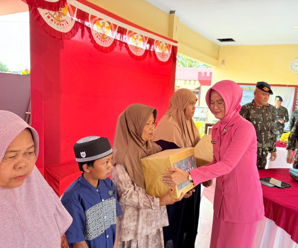 FOTO: Ketua Ranting Bhayangkari Batalyon D Pelopor, Ny Laode Rusli,S.E. saat memberikan bingkisan bingkisan kepada kaum dhuafa dan anak yatim dalam kegiatan memperingati hari jadi ke-67, Pasukan Pelopor Korps Brimob Polri. (ist)