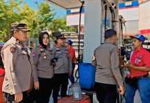 Kapolsek Panakkukang Turun Langsung Pantau SPBU, Pastikan Antrean BBM Aman dan Tertib FOTO: Kompol Hj. Ema Ratna, AR, S.H, Kapolsek Panakkukang turun langsung melakukan pemantauan di salah satu SPBU di wilayah Kecamatan Panakkukang, Kota Makassar, Minggu (13/09/2026).