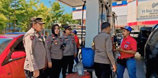 Kapolsek Panakkukang Turun Langsung Pantau SPBU, Pastikan Antrean BBM Aman dan Tertib FOTO: Kompol Hj. Ema Ratna, AR, S.H, Kapolsek Panakkukang turun langsung melakukan pemantauan di salah satu SPBU di wilayah Kecamatan Panakkukang, Kota Makassar, Minggu (13/09/2026).