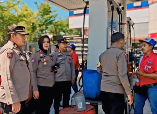 Kapolsek Panakkukang Turun Langsung Pantau SPBU, Pastikan Antrean BBM Aman dan Tertib FOTO: Kompol Hj. Ema Ratna, AR, S.H, Kapolsek Panakkukang turun langsung melakukan pemantauan di salah satu SPBU di wilayah Kecamatan Panakkukang, Kota Makassar, Minggu (13/09/2026).