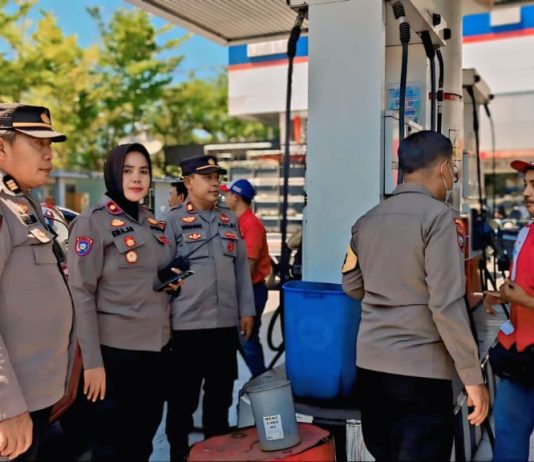 Kapolsek Panakkukang Turun Langsung Pantau SPBU, Pastikan Antrean BBM Aman dan Tertib FOTO: Kompol Hj. Ema Ratna, AR, S.H, Kapolsek Panakkukang turun langsung melakukan pemantauan di salah satu SPBU di wilayah Kecamatan Panakkukang, Kota Makassar, Minggu (13/09/2026).