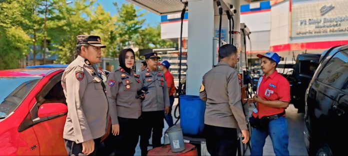 FOTO: Kompol Hj. Ema Ratna, AR, S.H, Kapolsek Panakkukang turun langsung melakukan pemantauan di salah satu SPBU di wilayah Kecamatan Panakkukang, Kota Makassar, Minggu (13/09/2026). FOTO: Kompol Hj. Ema Ratna, AR, S.H, Kapolsek Panakkukang turun langsung melakukan pemantauan di salah satu SPBU di wilayah Kecamatan Panakkukang, Kota Makassar, Minggu (13/09/2026).