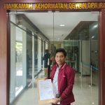 Disebut Raja Sawer di THM, Anggota Fraksi PAN di DPR RI Asal NTB Resmi Dilaporkan ke MKD FOTO: Arif Rimbawan saat melaporkan H. M. Muazzim Akbar, S.I.P., Anggota DPR RI dari Fraksi PAN ke Mahkamah Kehormatan Dewan (MKD). Senin (14/2026).