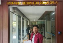 Disebut Raja Sawer di THM, Anggota Fraksi PAN di DPR RI Asal NTB Resmi Dilaporkan ke MKD FOTO: Arif Rimbawan saat melaporkan H. M. Muazzim Akbar, S.I.P., Anggota DPR RI dari Fraksi PAN ke Mahkamah Kehormatan Dewan (MKD). Senin (14/2026).