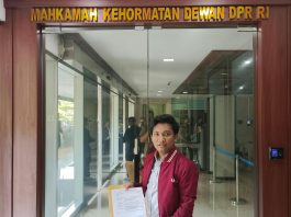 Disebut Raja Sawer di THM, Anggota Fraksi PAN di DPR RI Asal NTB Resmi Dilaporkan ke MKD FOTO: Arif Rimbawan saat melaporkan H. M. Muazzim Akbar, S.I.P., Anggota DPR RI dari Fraksi PAN ke Mahkamah Kehormatan Dewan (MKD). Senin (14/2026).