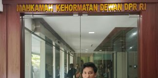 Disebut Raja Sawer di THM, Anggota Fraksi PAN di DPR RI Asal NTB Resmi Dilaporkan ke MKD FOTO: Arif Rimbawan saat melaporkan H. M. Muazzim Akbar, S.I.P., Anggota DPR RI dari Fraksi PAN ke Mahkamah Kehormatan Dewan (MKD). Senin (14/2026).