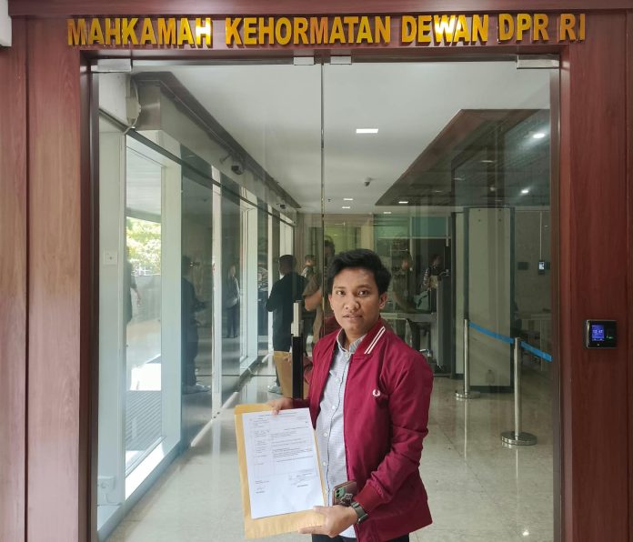 FOTO: Arif Rimbawan saat melaporkan H. M. Muazzim Akbar, S.I.P., Anggota DPR RI dari Fraksi PAN ke Mahkamah Kehormatan Dewan (MKD). Senin (14/2026).