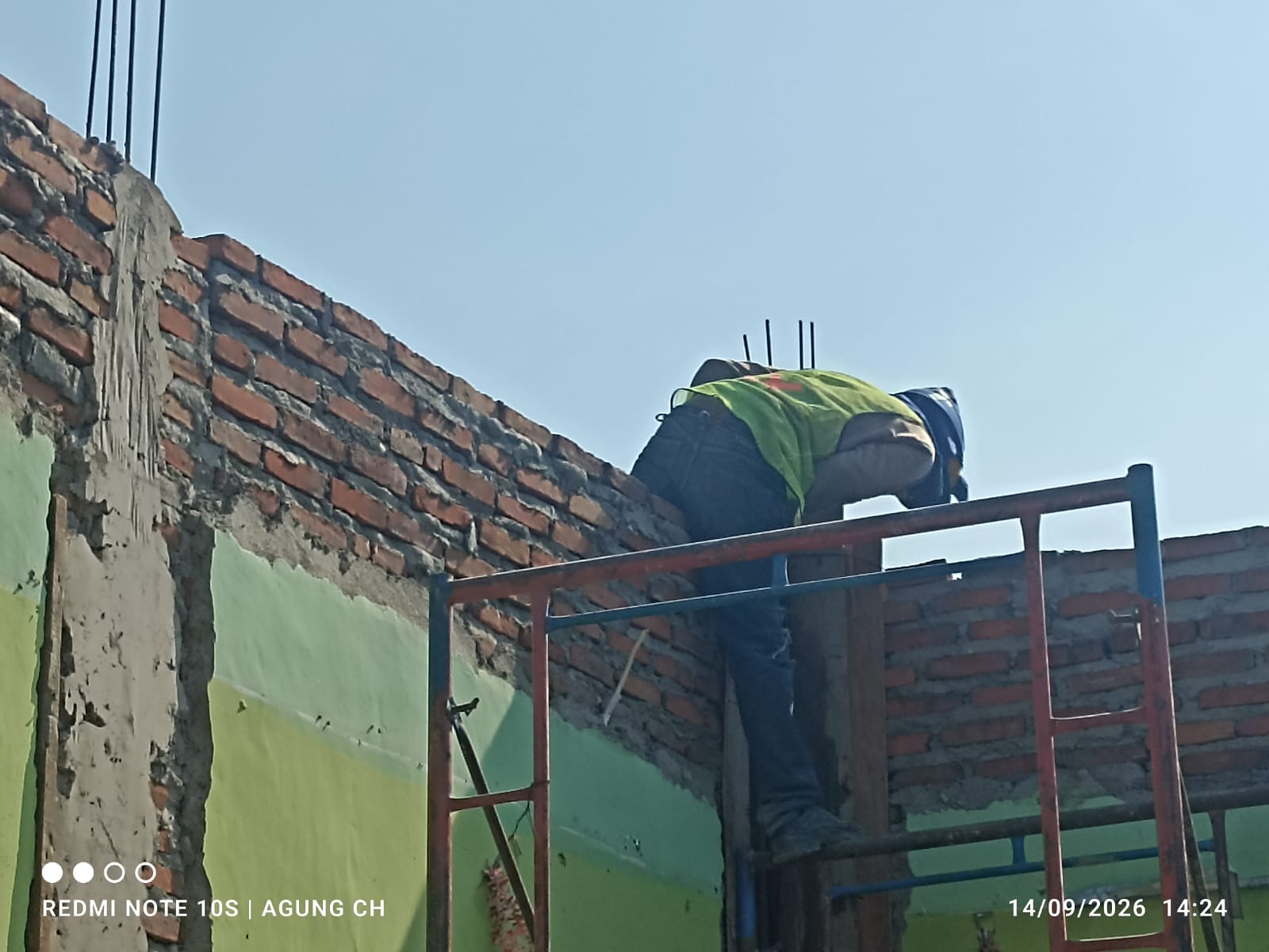 Bekerja di Ketinggian, Seorang Pekerja Proyek Revitalisasi SDN Suko 1 Sidoarjo Tak Menggunakan Helm Keselamatan Saat Beraktivitas  