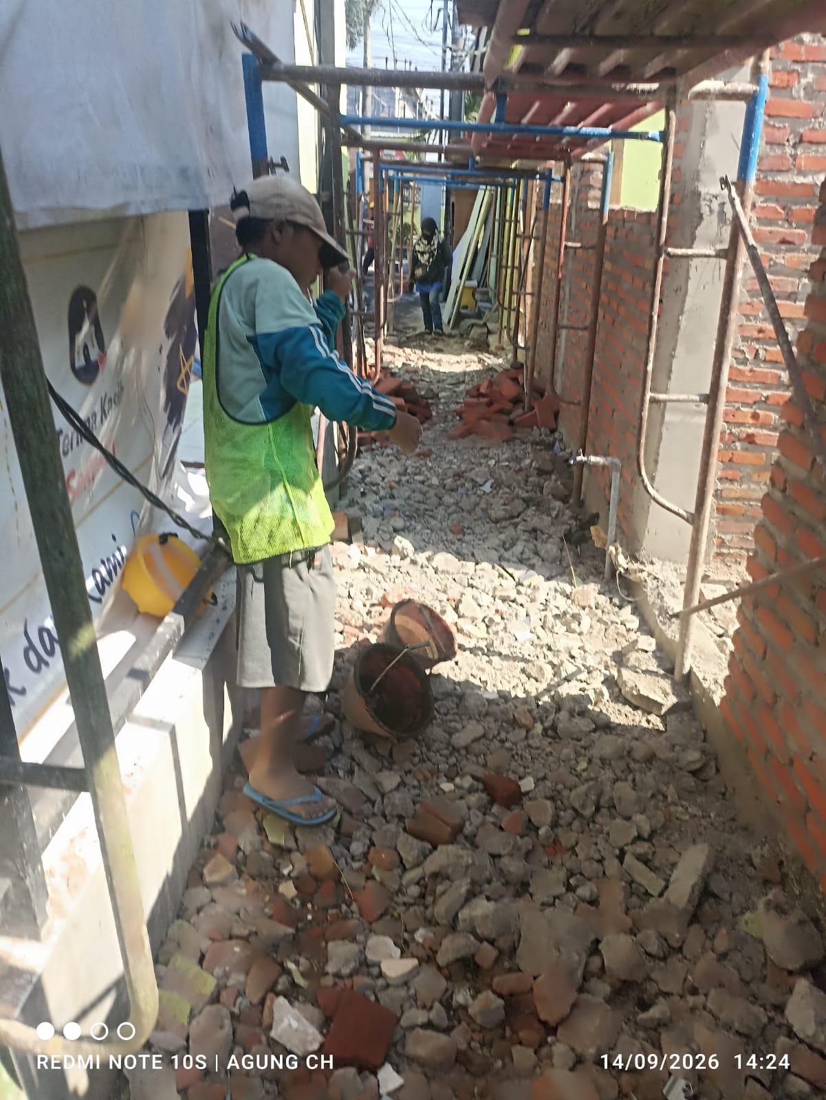Tanpa Mengenakan Helm Keselamatan, Seorang Pekerja Proyek Revitalisasi SDN Suko 1 Sidoarjo Mengenakkan Sandal Japit Saat Beraktivitas 